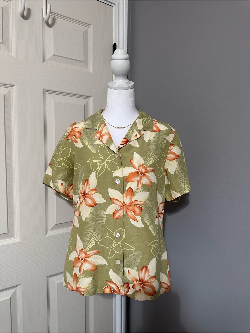 Tommy Bahama vintage Hawaiian Olive Green Floral Camp Collar women’s Shirt